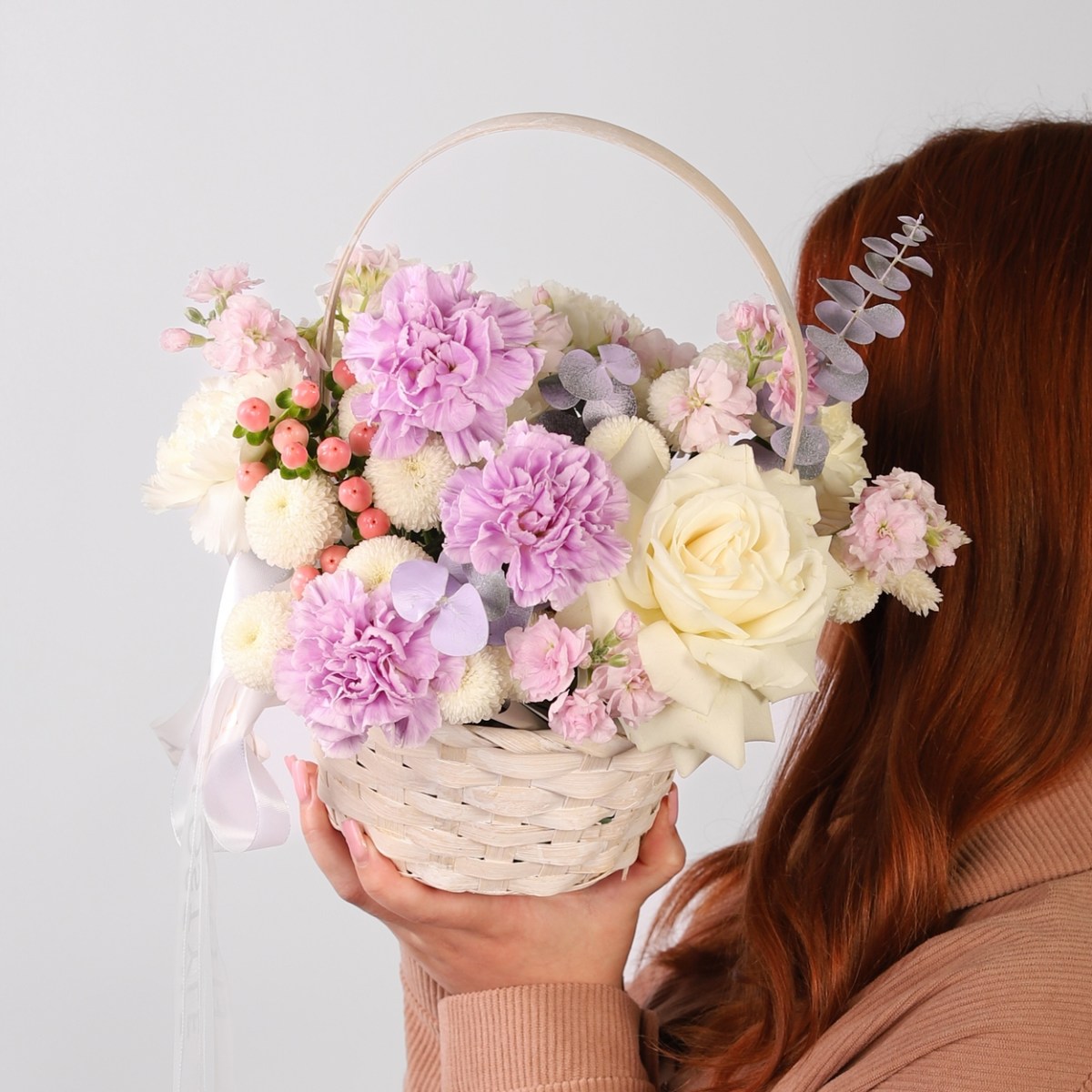 Корзина с цветами в сиреневых тонах 